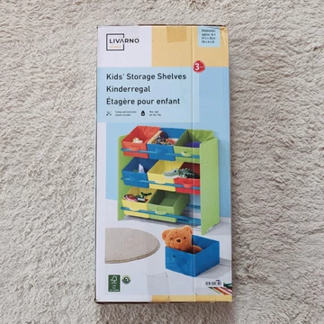 Fa játéktároló polc zöld színben, színes dobozokkal