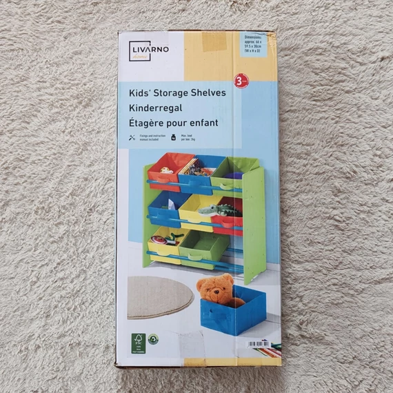 Fa játéktároló polc zöld színben, színes dobozokkal